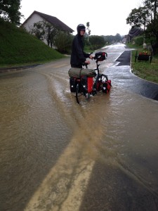 Zo ziet de straat er uit na een hevige stortbui