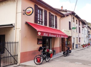 Ons hotelletje in Chazey sur Ain, boven het dorpscafé