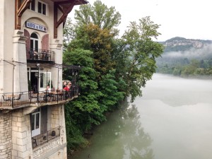 Voor de oplettende kijker: Petra zit op het terras dat zo fraai boven het water hangt