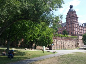 Petra onder de bomen bij het paleis in Aschaffenburg