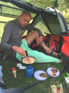 Het waait hard in Weissenburg, dus we koken in het tentje