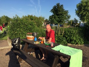 Avondeten op camping Polderflora in Alphen