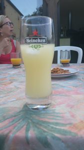 De vastheer serveert Ricard in een bierglas....