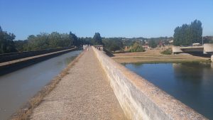 Een bijzonder punt: het Canal du Midi kruist bovenlangs de rivier de Orb