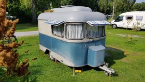 Vintage caravan op de camping in Hoxter