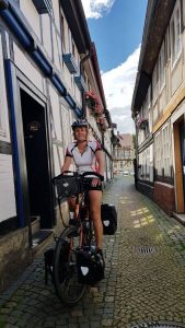 De nauwe vakwerkstraatjes van Goslar, plaatsje langs de R1 Radweg