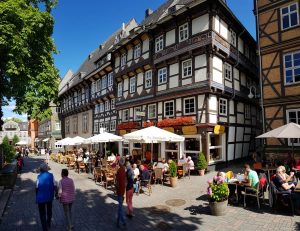 Het gezellige stadshart van Goslar langs de R1