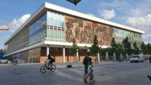 Het kulturpalast in Dresden, gebouwd in de DDR glorietijd. Zie de afbeeldingen op de gevel.
