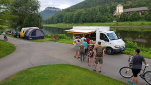 In de rij bij de bakkerskar op camping Konigstein