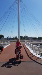 Iets buiten Eindhoven passeren een heuse 'fietsrotonde', gelegen boven de autoweg.