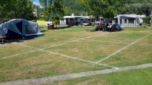 Het tentenveld op de Rheincamping in Waldshut is ingedeeld met krijtlijnen. Niet buiten de lijntjes komen!