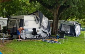 puin ruimen na de windhoos aan het Lago di Lecco