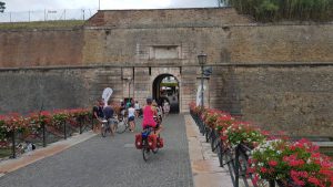 We passeren de oude stadspoort van Peschiera sul Garda