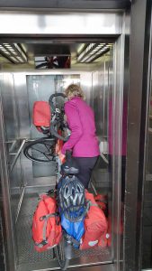 knokken met de fiets en de lift