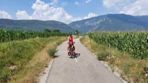 Net over de grens, achter Genève, fietsen we over de viarhona