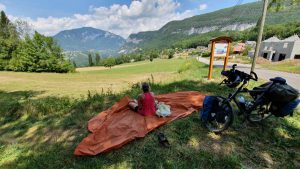 picknick in de schaduw met fenomenaal uitzicht op de vuache