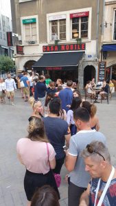 In de rij bij de pizzeria in Lyon