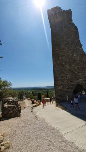 de restanten van kasteel dat boven Chateauneuf-du-pape uit torent