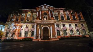 Het fraai verlichte stadhuis van Avignon